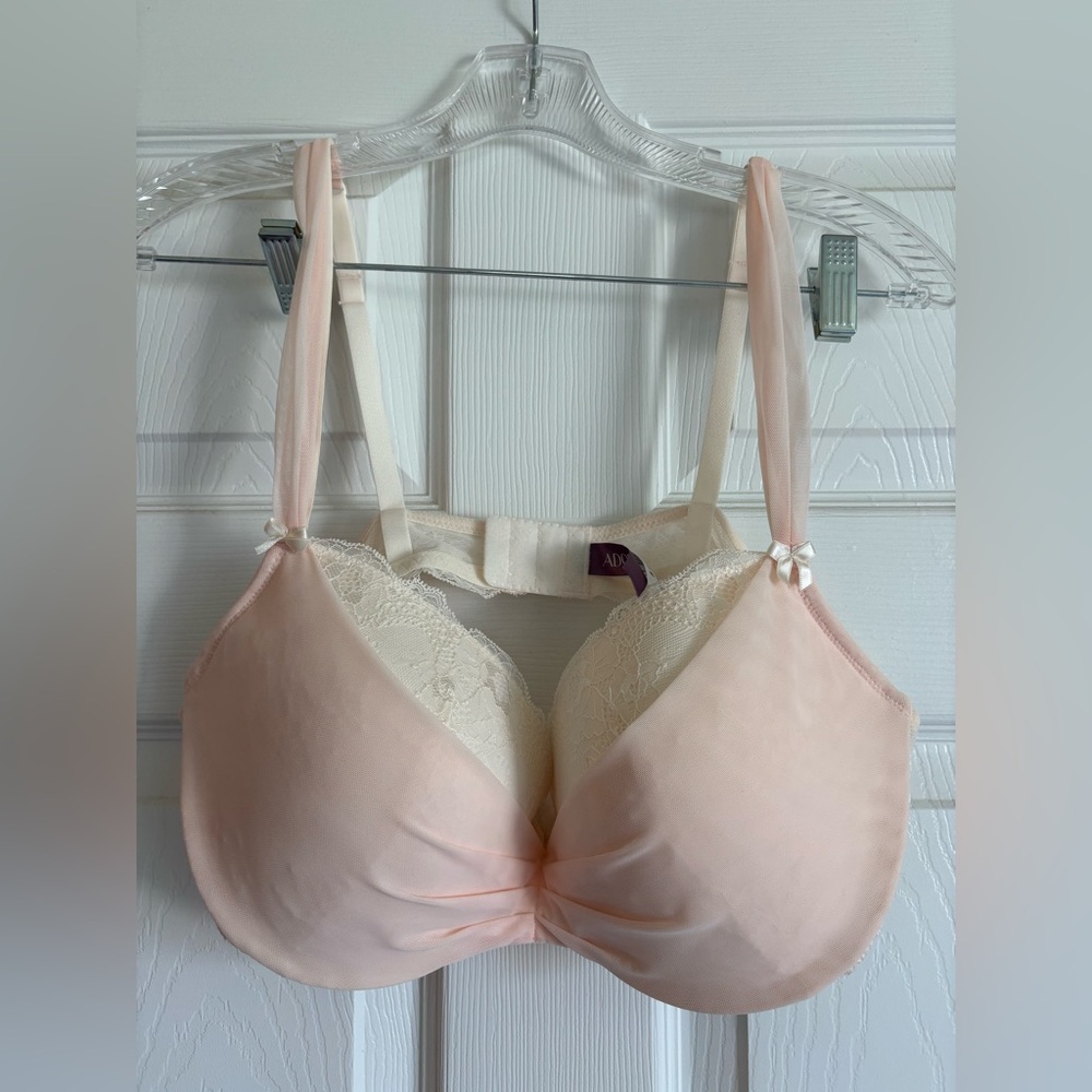 New w/out tags Adore Me Padded Underwire bra, pink and cream. Size 38DD.